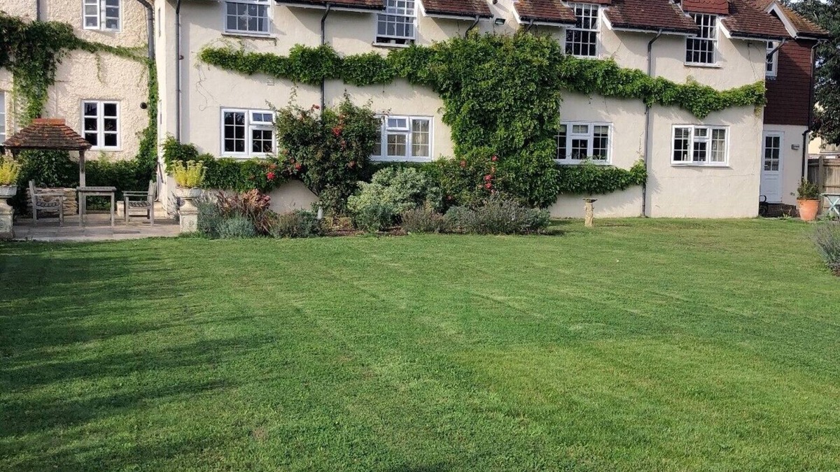 Pagham Apartment | A charming 2-bed suite 15 mins away from Chichester & Glorious Goodwood!