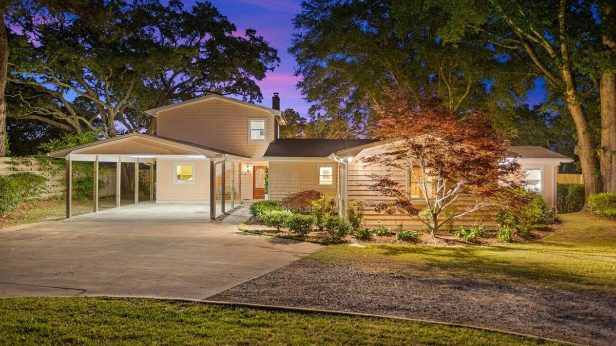 Wilmington House | A charming 4-bedroom waterfront with a private dock retreat that offers a secluded serene getaway!