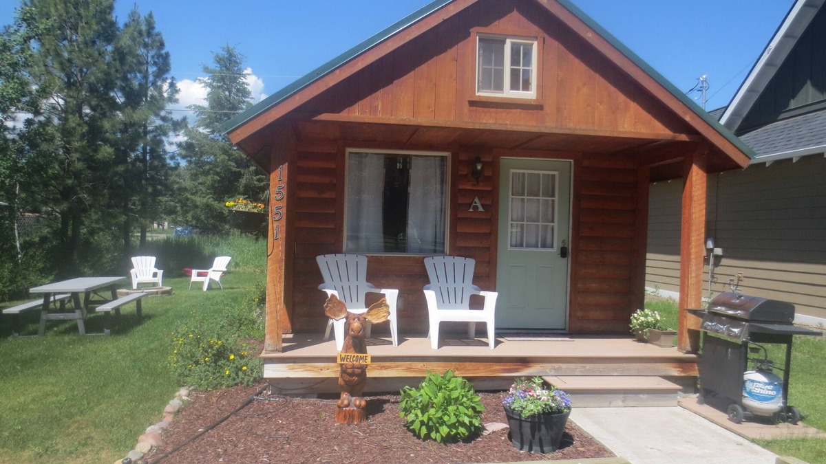 Columbia Falls Cabin | A charming cabin close to Glacier National Park, Flathead Lake, and ski resorts.