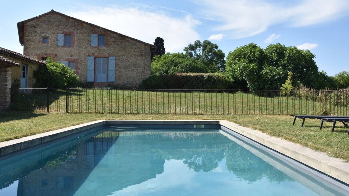 Bannieres House | A charming farmhouse with swimming pool in the Toulouse countryside.