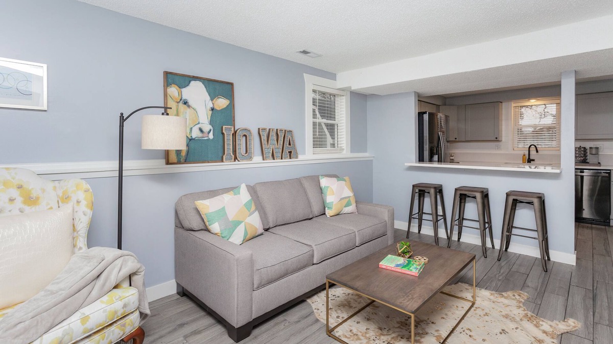Des Moines House | A Charming Home Minutes to Downtown, Zoo, & Airport with Hidden Reading Nook!