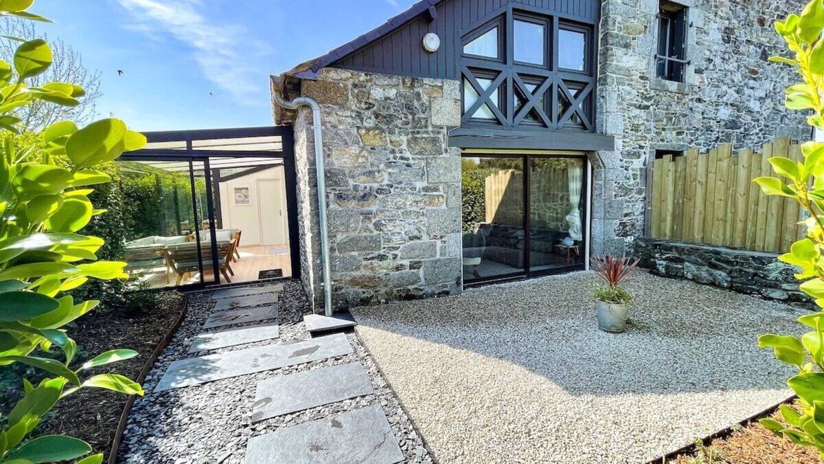 Yffiniac Cottage | A charming old farm, close the sea