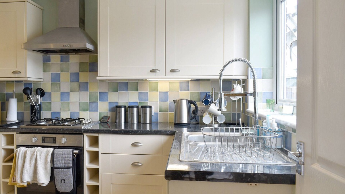 Greenhill Cottage | A charming three bedroom holiday home, ideally set close to beach and town centre.