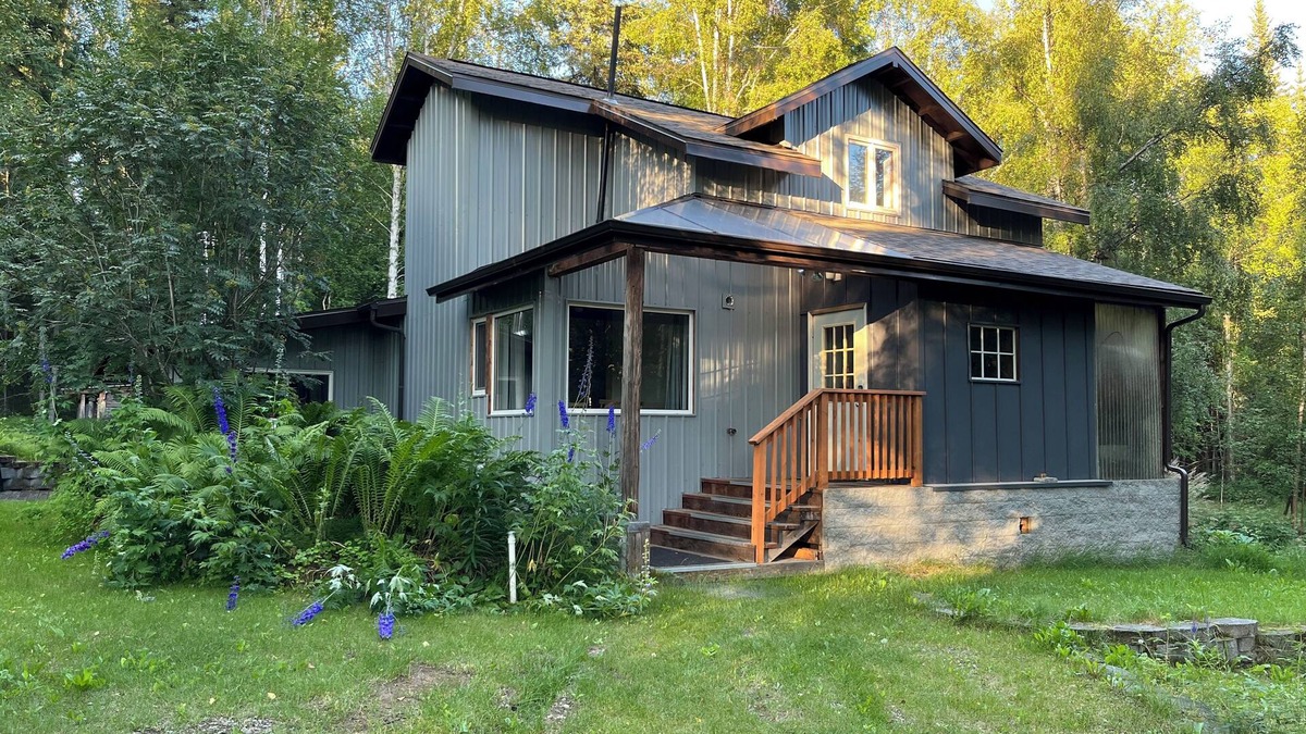 Fairbanks House | A Chena Dream Alaskan Retreat - Northern Lights viewing, Soaking Tub, Game Room