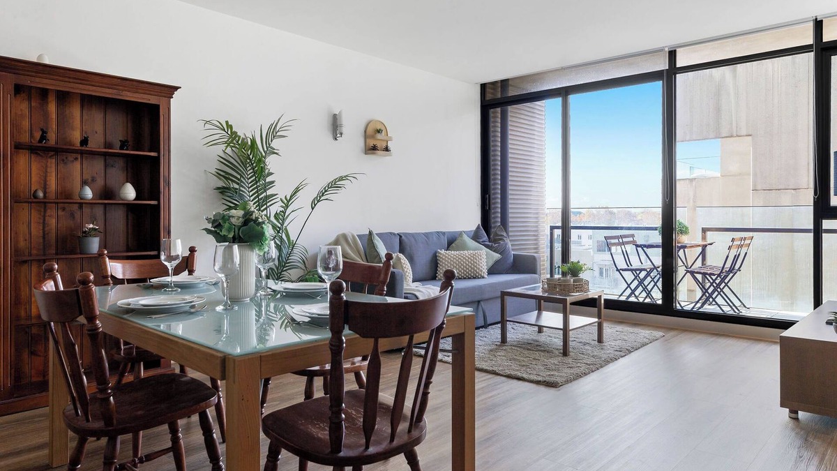 Carlton South Apartment | A Chic 2BR Apt Near Melbourne Uni, FREE Parking