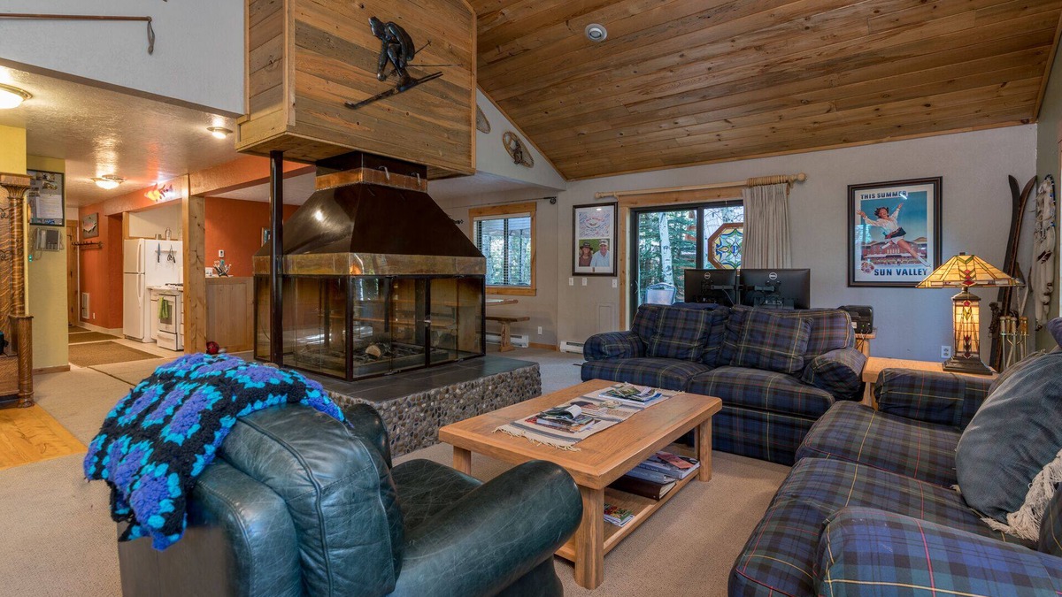 Sun Valley House | A comtemporary home that is great for families & large groups just 6 miles North