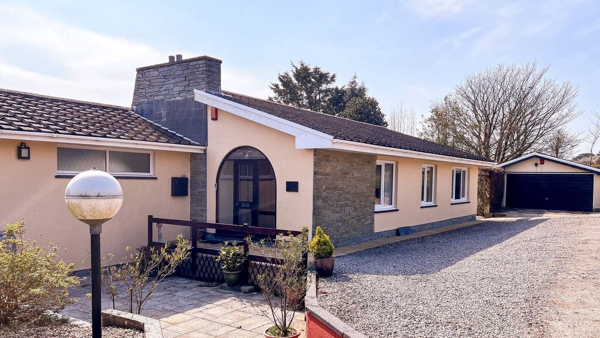 Llanstadwell Cottage | A contemporary spacious recently renovated large family holiday home in Llanstadwell Pembrokeshire