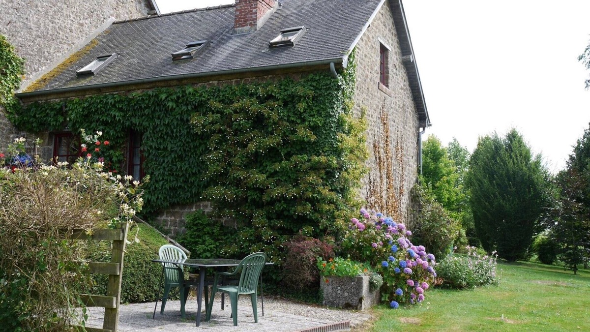 Juvigny-Val-d'Andaine Cottage | A cosy country cottage in a tranquil rural setting. Sleeps 4 in 2 bedrooms.