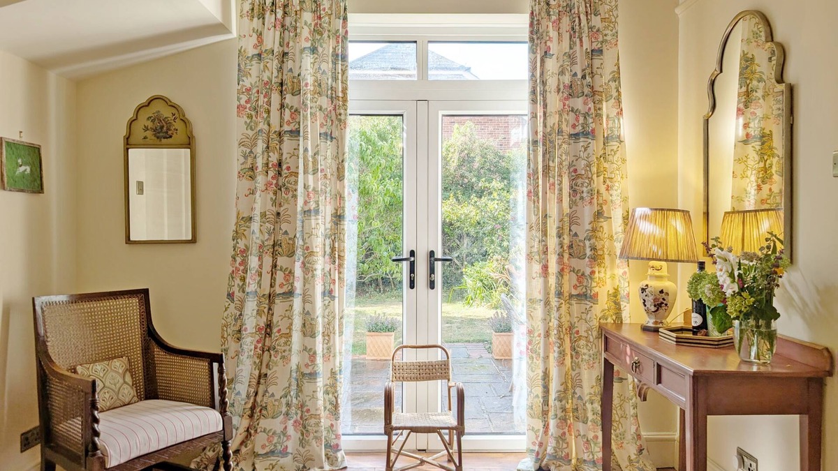 Westbourne Cottage | A country house that sleeps 4 guests in 2 bedrooms