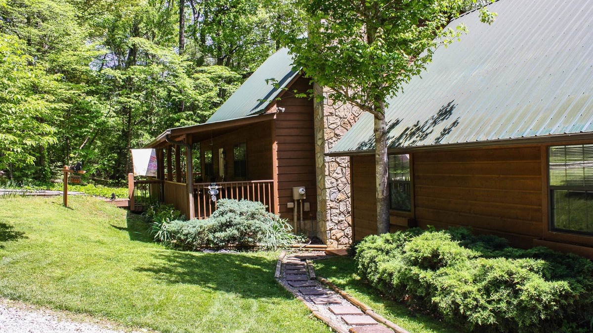 Wears Valley Cabin | A Cowpoke's Dream 3 Bedroom Cabin by RedAwning