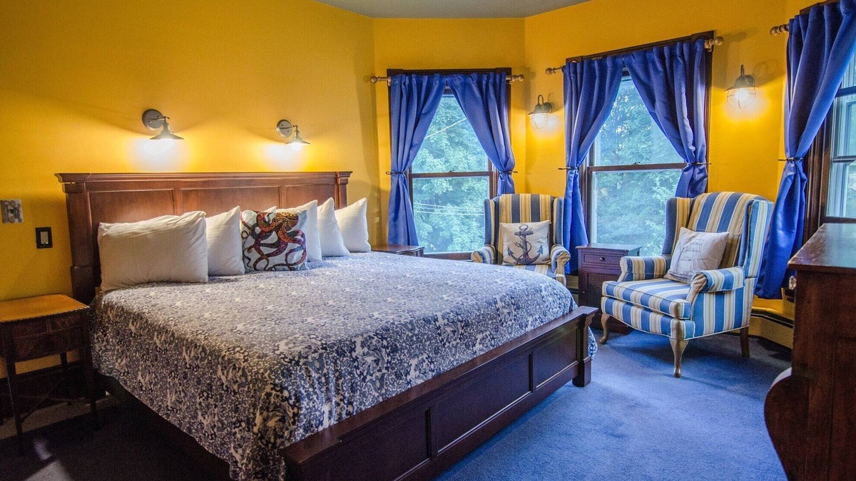 Shelburne Bed & Breakfast | A cozy 2nd Floor King/Queen 2-room Suite B&B in Downtown Shelburne - Delicious Breakfasts! HAR