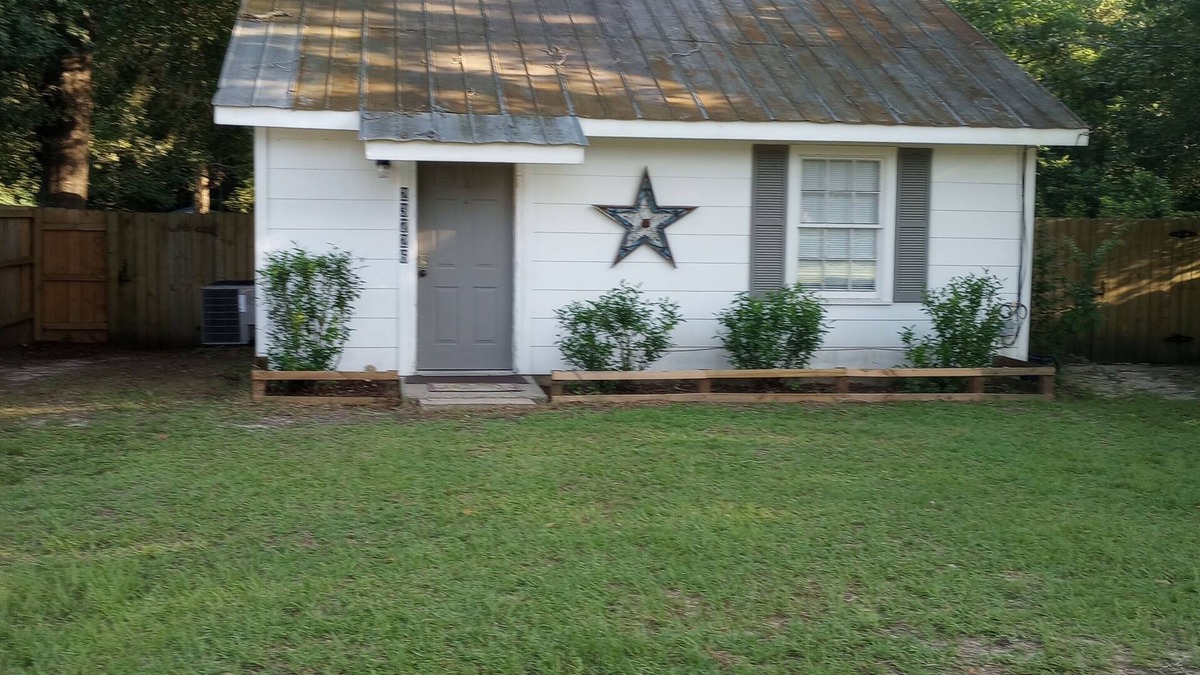 Florala Cottage | A cozy cottage in Florala, Alabama and just minutes away from Lake Jackson.