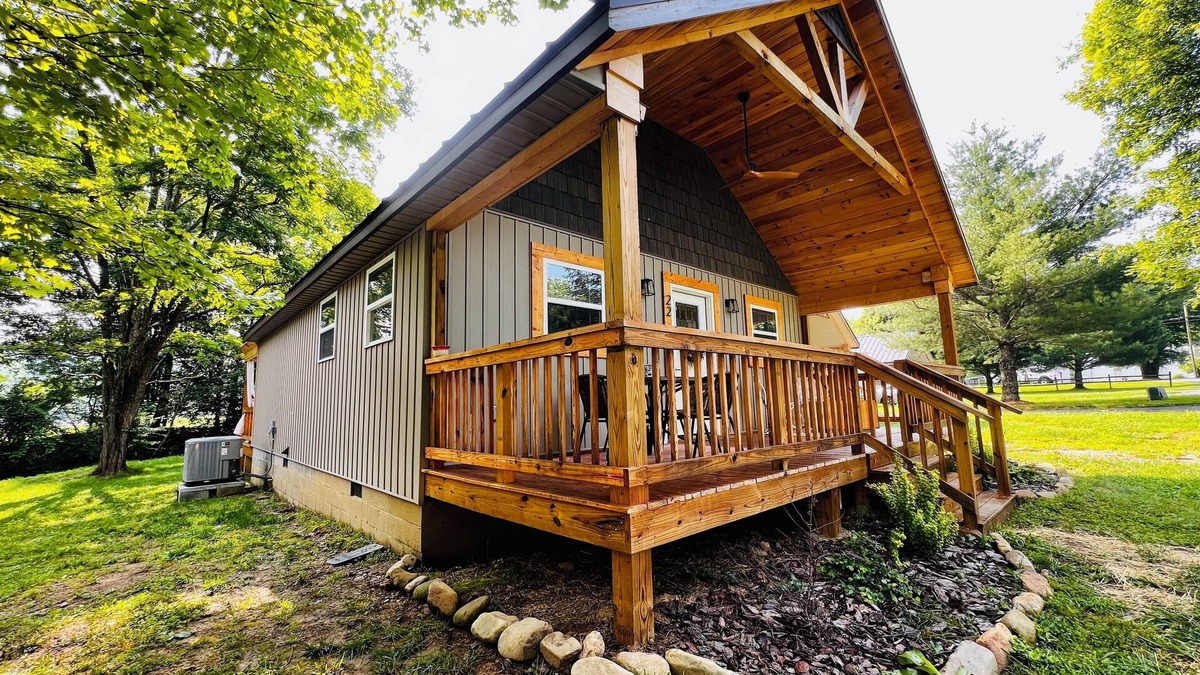 Andrews House | A Cozy Creekside Hot Tub Retreat