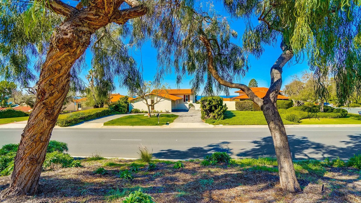 Palos Verdes Estates House | A Cozy Home with amazing ocean views (Longer Stay rentals only)