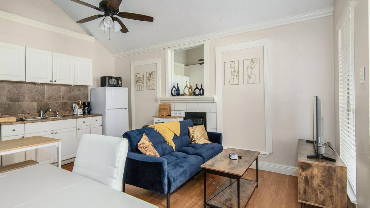 Central Southwest Condo | A COZY home in south Houston
