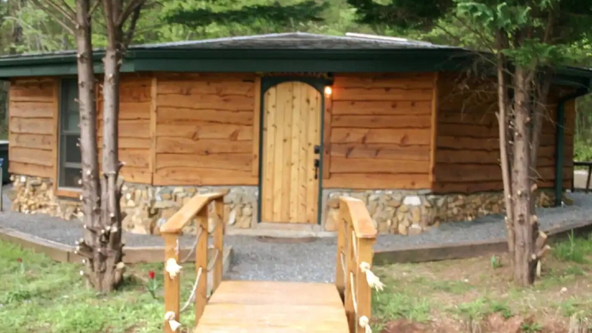 Nebo Apartment | A cozy, romantic cabin perfect for couples.nPets are always welcome, owners too!