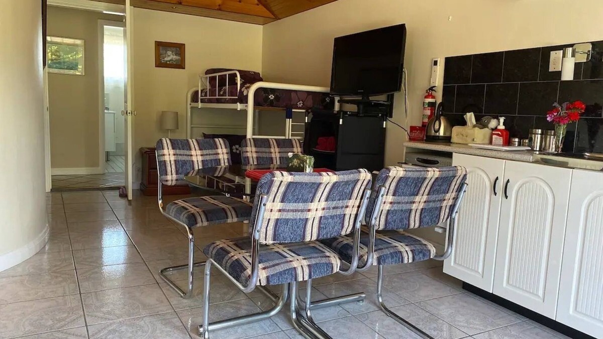 Callala Bay Apartment | A Cozy Room 3 minutes walk to Callala Bay beach.