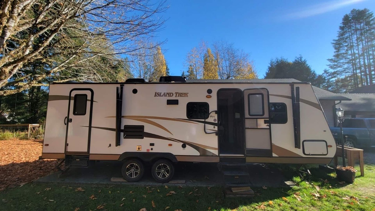 Port Alberni House | A cozy travel trailer on an acreage. Plenty of lakes, hiking and fishing near by