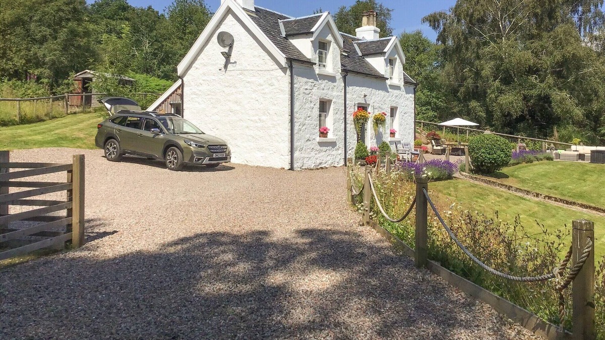 Salen Cottage | A delicate white washed traditional croft house situated in the stunning West Coast of Scotland.