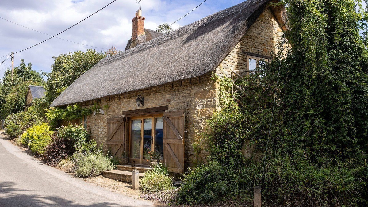 Chipping Norton Cottage | A delightful dog friendly thatched holiday cottage - The Barn by the Ford