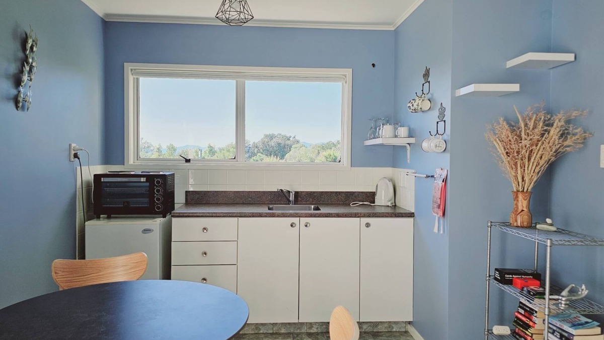 Tasman House | A delightful studio nestled in the very popular area of Kina Beach, and a few steps from the beach