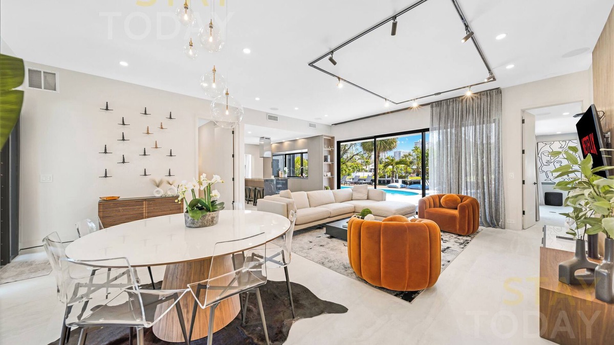 Hallandale Beach Villa | ★ A Designers 5 Bedroom Home - Heated Pool/BBQ/Boat Dock 55ft