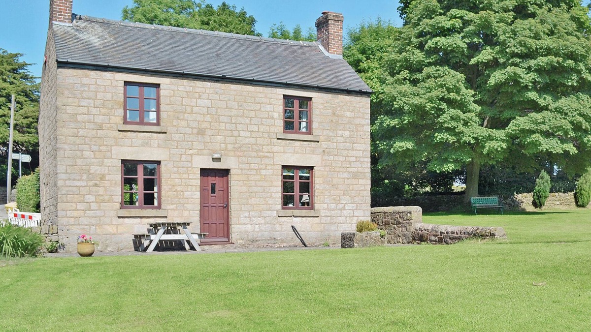 Crich Cottage | A detached farmhouse with views down the Derwent Valley.