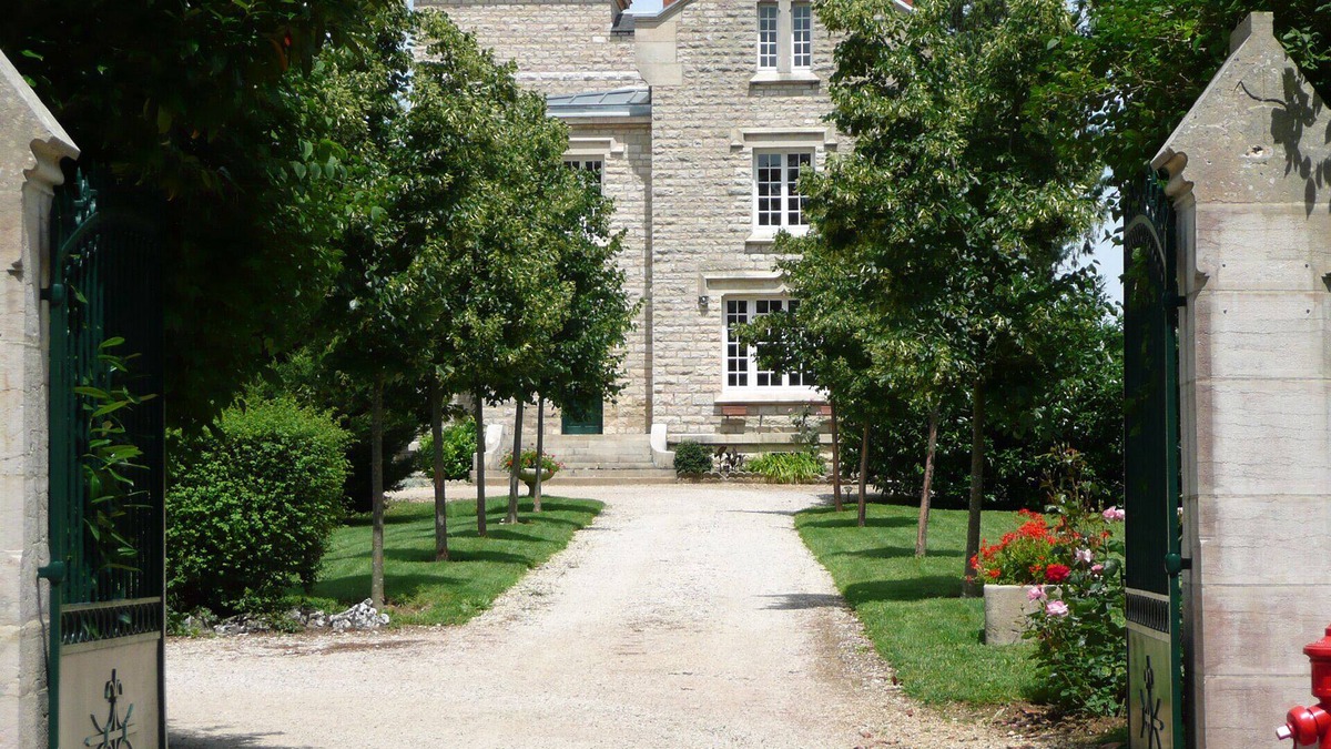 Ladoix-Serrigny House | A Distinctive Chateau Rental in the Heart of Burgundy
