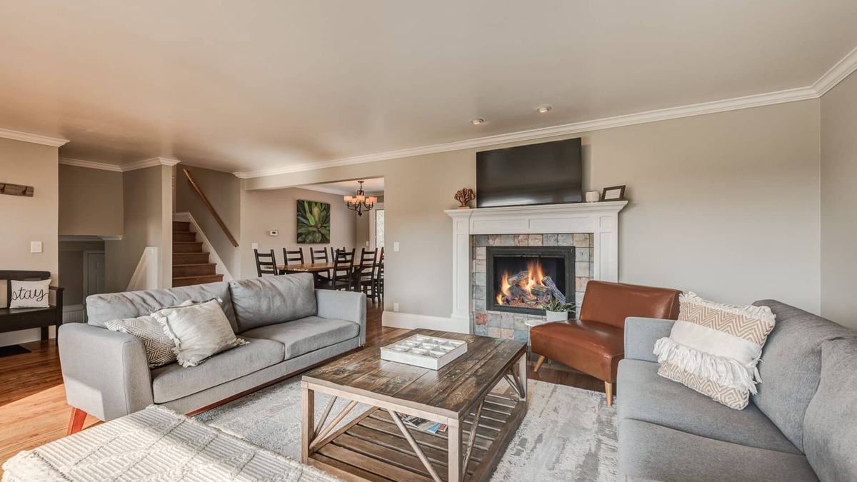 The Bowl of Edmonds House | A Downtown Edmonds Kind of Stay! Spacious 4Bedroom+2.5Bath Close to Everything.