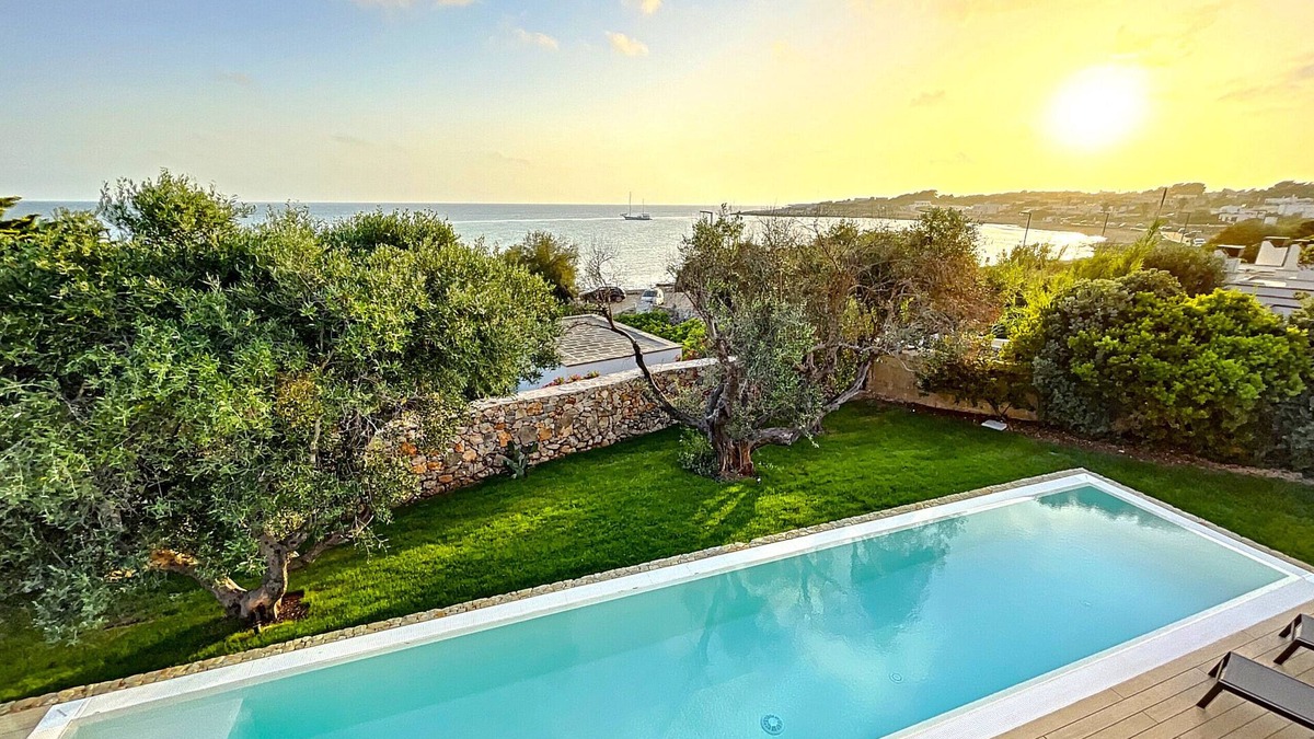 Marina di Felloniche Villa | A dream: 5*-villa w/beach access, pool & jacuzzi