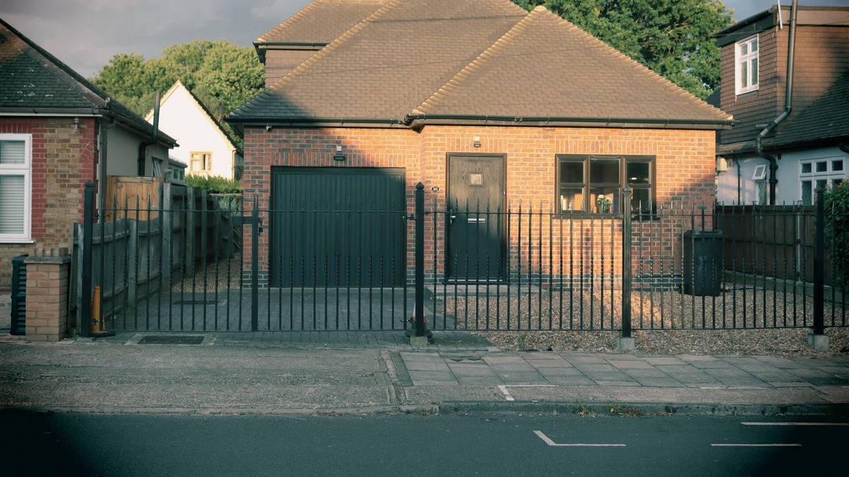 South Hornchurch House | A family friendly stay with entertainment, large garden & mins from London city