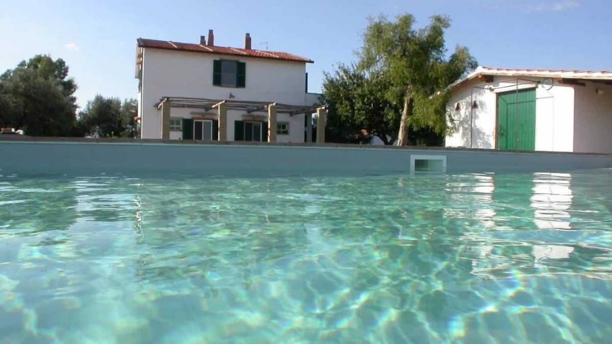 Tuscania House | A farm house, situated on a hillock of the Maremma in the Latium