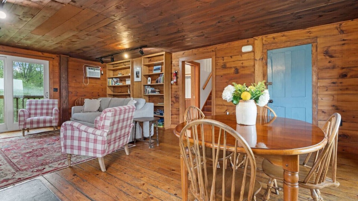Loudon Apartment | A - Farmhouse Apartment on a Cattle Farm