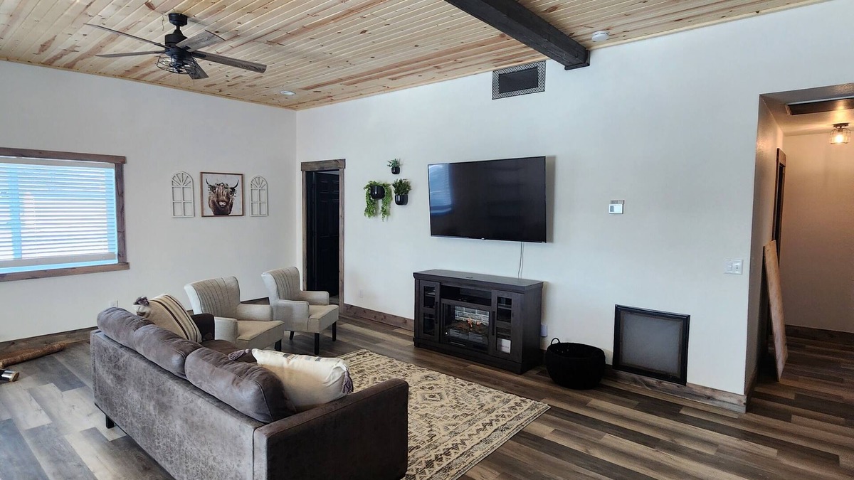 Gillette House | A Farmhouse style lodge, Centrally Located & Family Friendly Unit!