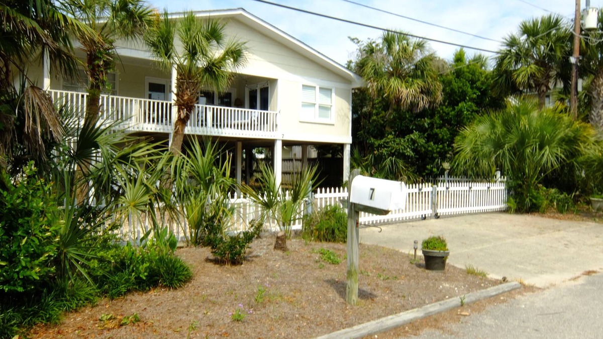 Parmele Isle House | A fenced in Yard on Wrightsville Beach's Parmele Isle; a short walk to the beach