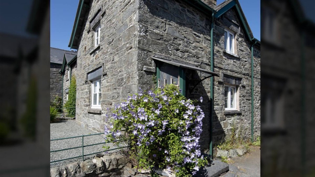 Pentre-Foelas Apartment | A foelas 2 bed cottage that sleeps 3 guests in 2 bedrooms