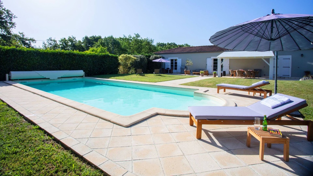 Sainte-Colombe-de-Villeneuve House | A beautiful gite in southern France with stylish decor and manicured grounds