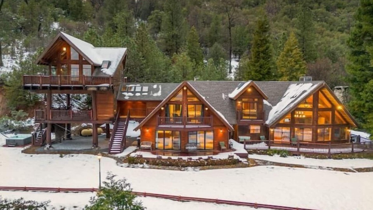 Madera County House | A-Frame - sleeps 20 - 2 Fire pits - 2 Hot Tubs - Putting Green
