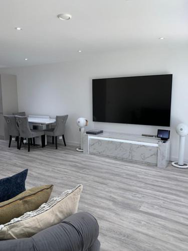 Basildon House | A G2 luxury home that sleeps up to 4 guests