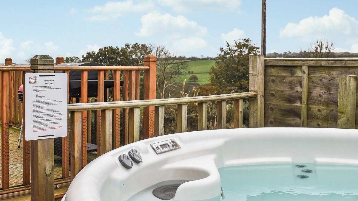 Lampeter Cottage | A fabulous pod sat in 115 acres of farmland with private hot tub.
