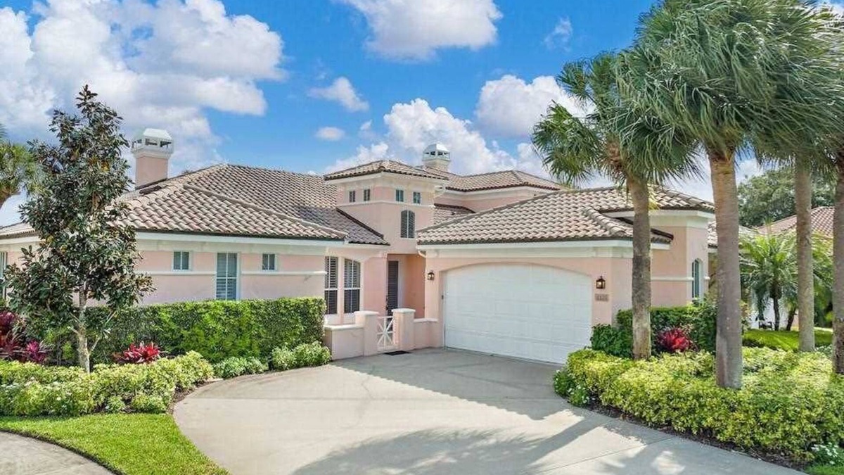 Harbor Links House | A GRAND HARBOR GEM - 1 STORY PATIO HOME IN HARBOR LINKS