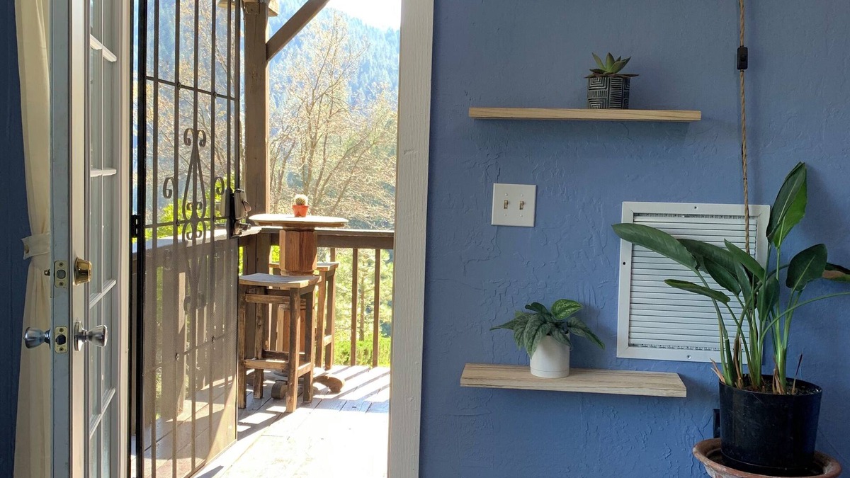 Downieville Apartment | A guesthouse with panoramic mountain and river views with private bathroom