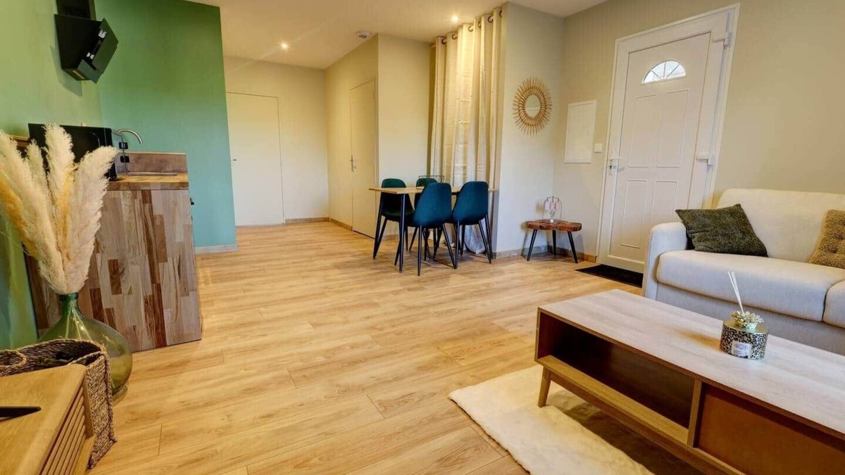 Les Echets Apartment | A haven of peace near Pérouges, charm and comfort