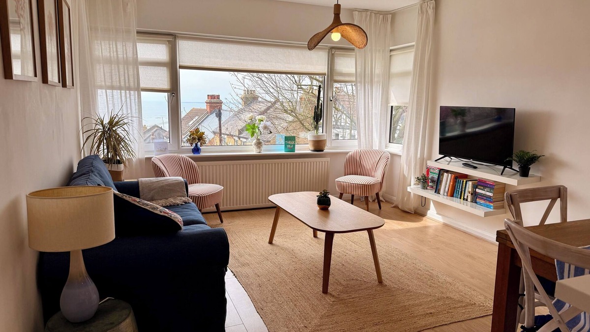 Isle of Grain Apartment | A hidden gem, just 4 minutes from the beach & lively shops & bars of Leigh Town,