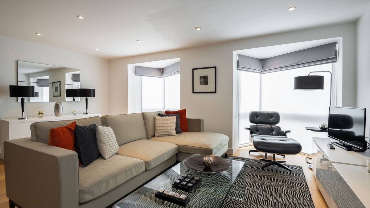 Queen's Park House | A Hint of Pink - Three Bedroom House, Sleeps 6