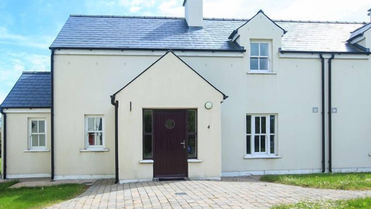 Dungarvan House | A holiday home that sleeps 6 guests in 3 bedrooms