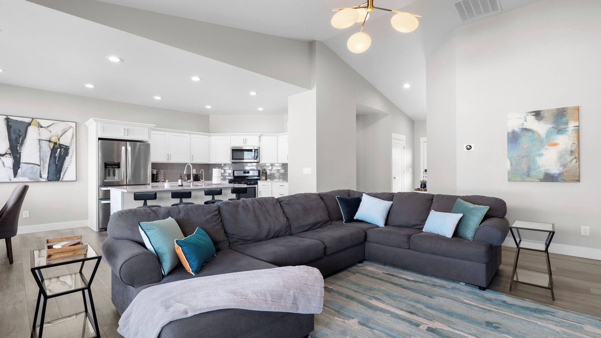 Twin Falls House | "A home away from home mixed with a luxury hotel." 3 min to canyon, game garage