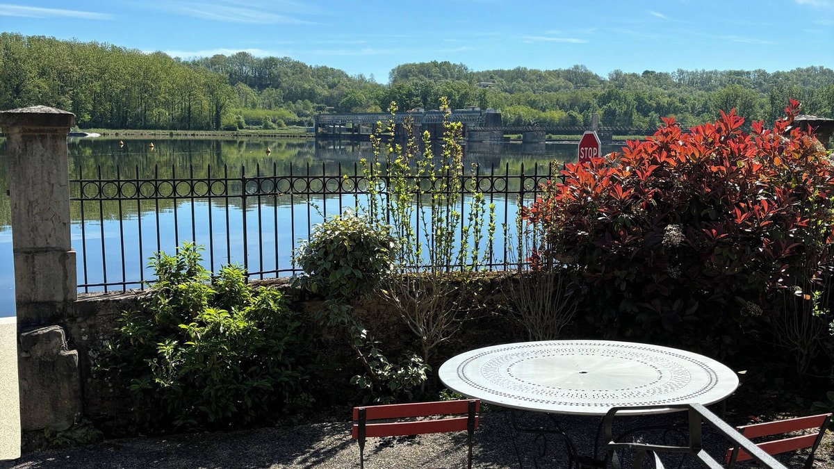 Mauzac-et-Grand-Castang House | A house by the water, very functional with garden and terrace.