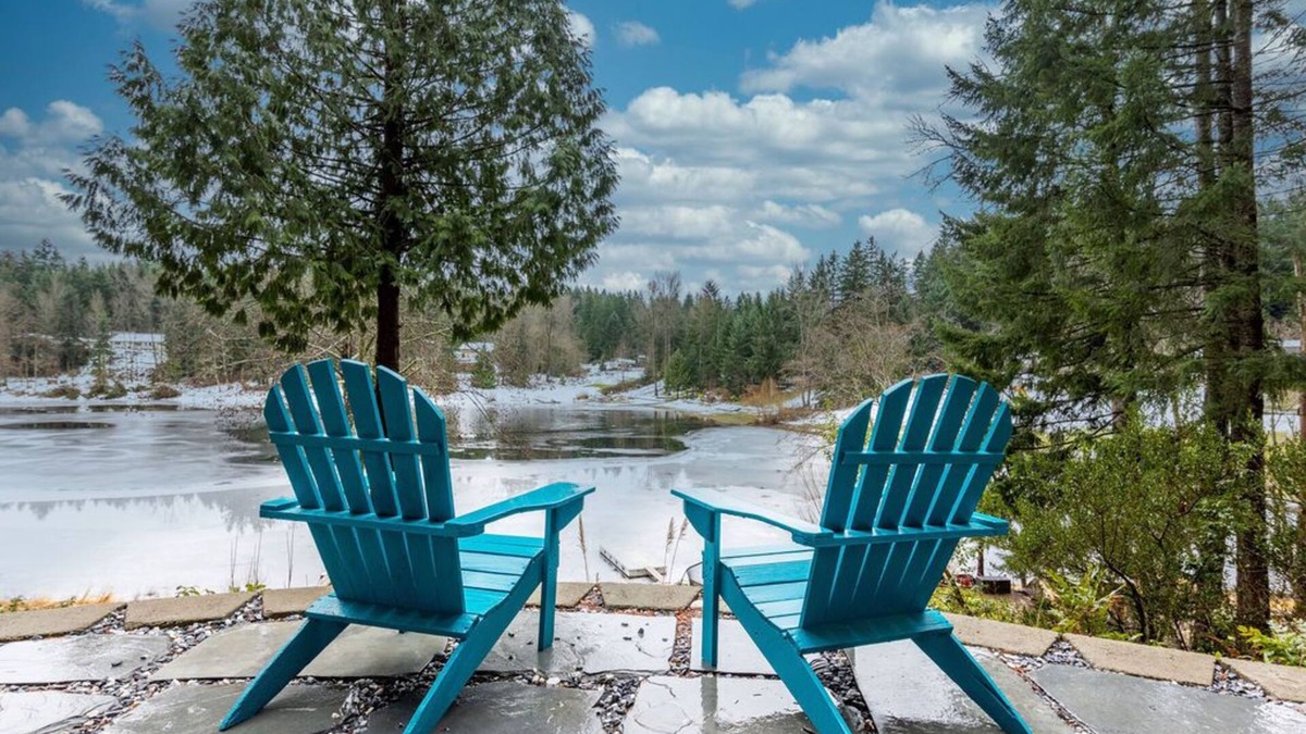 Bonney Lake Apartment | A lakefront retreat with hot tub