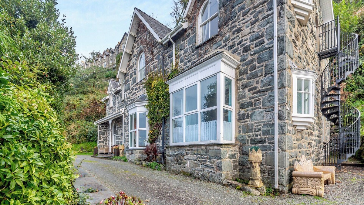 Harlech Cottage | A large detached mansion with open fire and cinema room.
